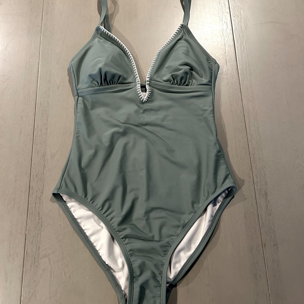 One piece, bathing suit